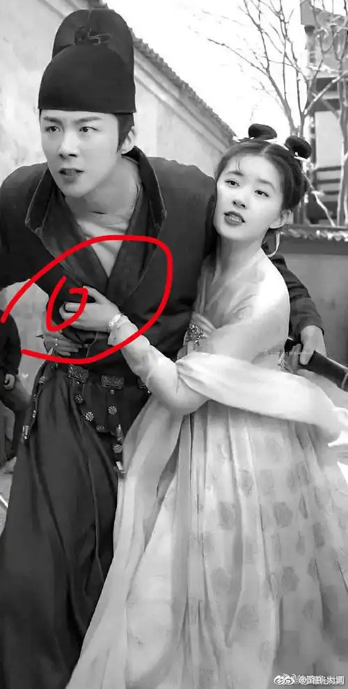 皓嫣[超话]# 虽然但是这是不是摸到啥颗. 来自降b-大调 - 微博