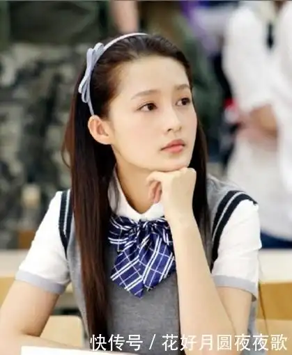 李沁穿校服,谭松韵穿校服,杨超越穿校服,全都输给了穿校服的她