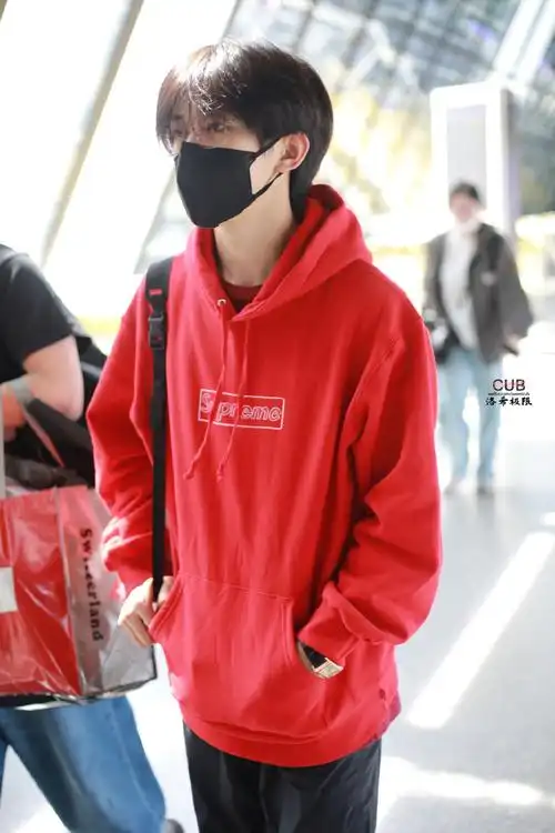易烊千玺红色卫衣男大风##易烊千玺男大回国##易烊