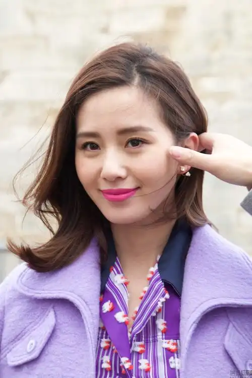 刘诗诗紫色短裙现身时装周