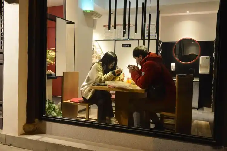 瞬间的"抓拍"体现真实人物生活