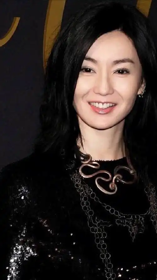 夏日美少女#54岁张曼玉近照曝光,戴着7个耳钉的女神太酷了