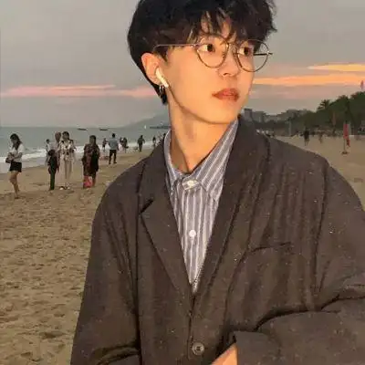 男生头像沉浸在温柔的暮色里