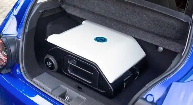 电动汽车充电宝亮相手提箱大小