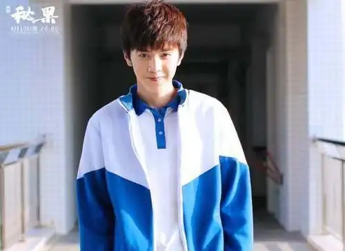 而另一位主演陈哲远,选秀节目出道的他虽然在名气上没有胡一天高,但是