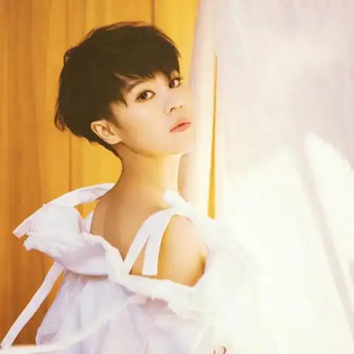 短发郁可唯头像图片