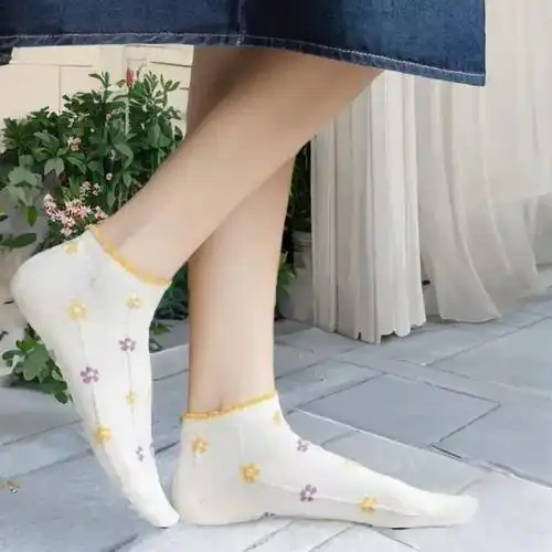 这双花边袜子真的太可爱啦!穿上它,瞬间变成了校园里的小仙女. - 抖音