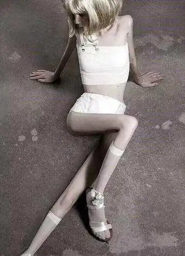 国外女子瘦如"竹竿",因减肥"成瘾"难以自拔,走上人生巅峰!