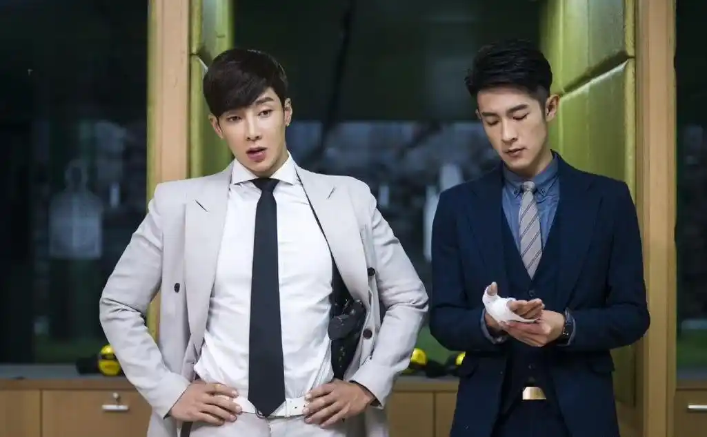 季肖冰当街搂抱怀孕女友:结婚生子不是成功的唯一标准 季肖冰被拍到与