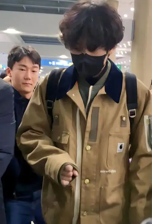 朴灿烈超话#朴灿烈1127生日快乐#【预览】231126 仁川机场到达 cr:vb