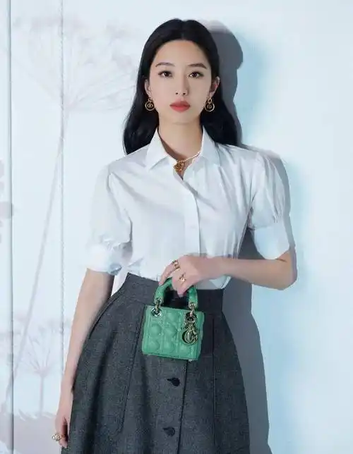 原创杨采钰气质太高级穿奢侈品牌秋冬装亮相身材比例惹人羡