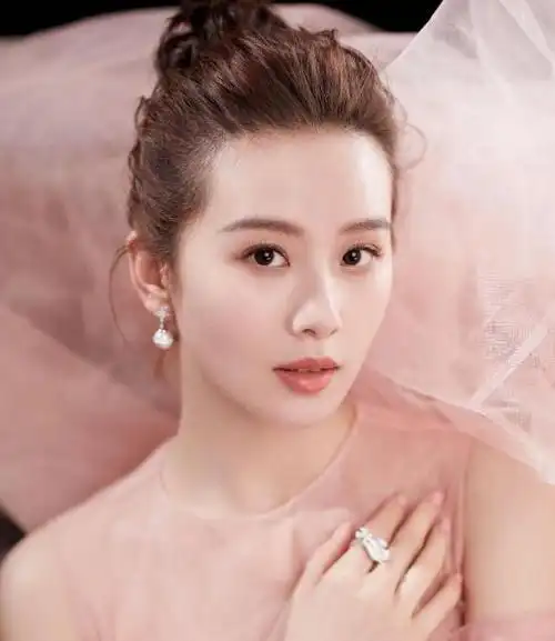 近年来,娱乐圈的女明星们备受关注,除了演技的表现,她们的颜值也是