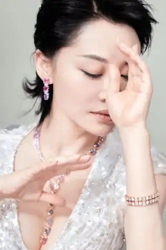 原创许晴52岁仍美丽动人情路坎坷至今未婚如今的她你喜欢吗