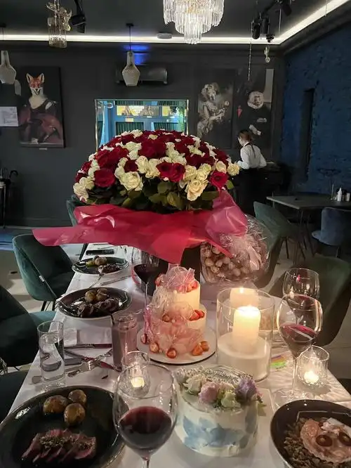 明斯克给闺蜜过生日