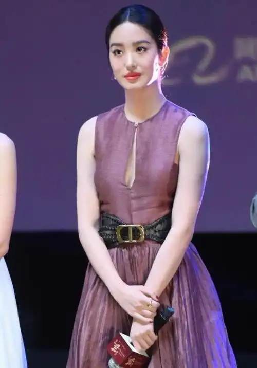 杨采钰不愧是富商的老婆,穿镂空连衣裙气质优雅,美得无处安放