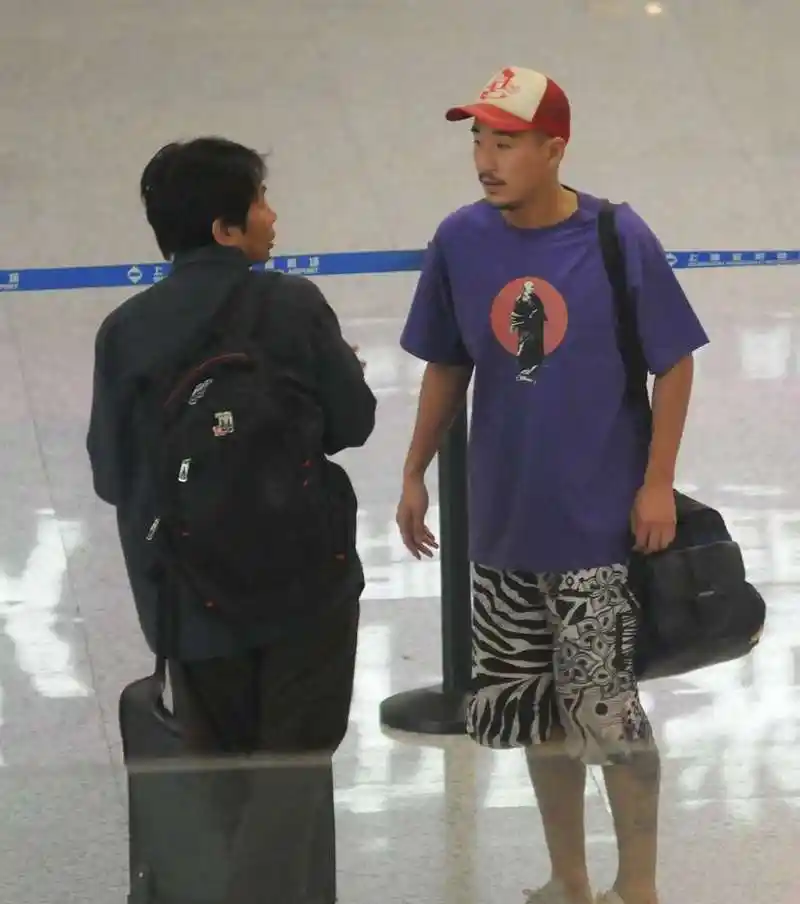 张国立儿子张默近况,定居泰国,开豪车,街头抽雪茄好不惬意.