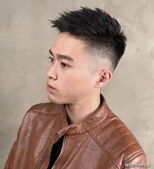 剃光男生的两边剃光发型,可以配合很多的造型,剪起来也会非常的好看