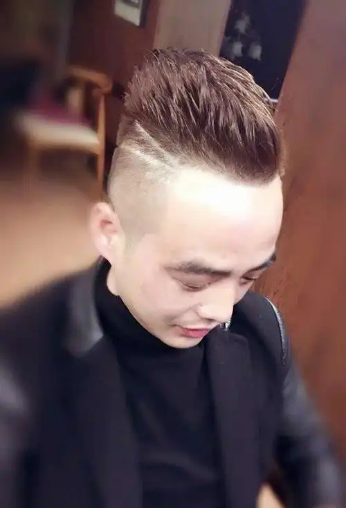 首页 男生发型 男生短发 青年男生两边铲掉短头发 剃出迷人风采短发