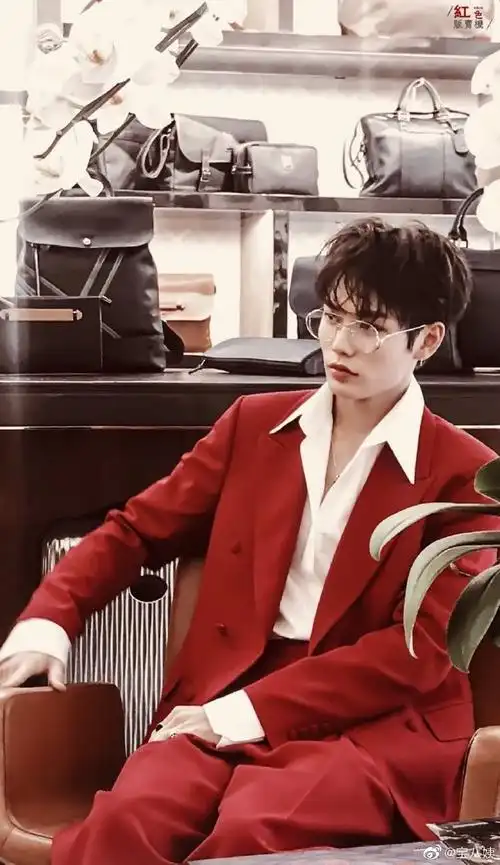 林彦俊‖红西装yyds日常考古小橘林彦俊红西装造型,太帅了啦不准还有