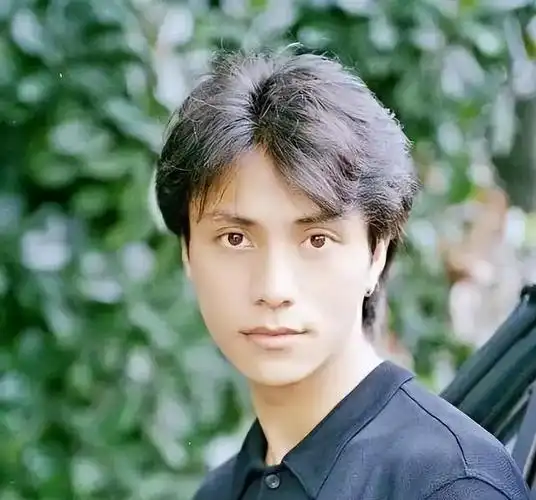 尽管陆毅本身已经相当瘦削,如果再减轻20斤体重,恐怕就会只剩下皮包