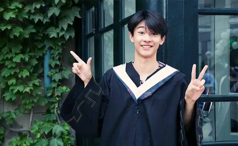 张宥浩学士服毕业照