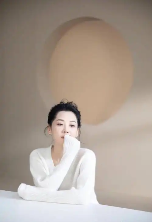 许晴春日随拍笑容灿烂温柔迷人