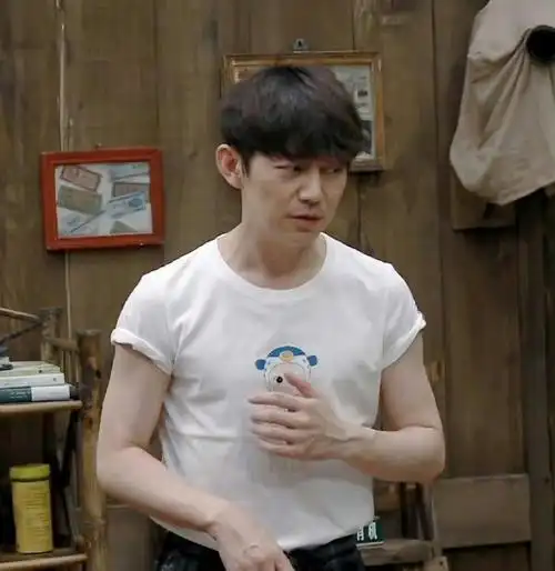 何炅的身材这么好吗