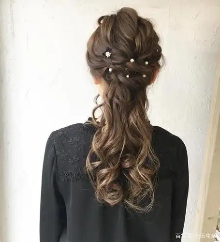 简单扎发,减龄编发,自然也很适合甜美的你哟