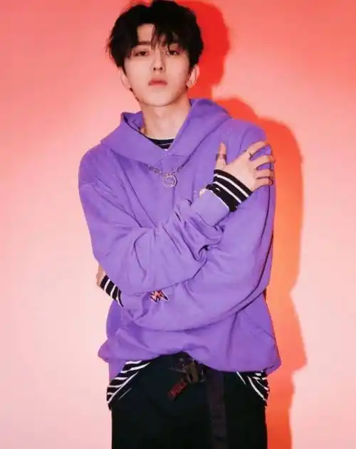 蔡徐坤私服品味也很不错,他本身颜值并不低,而且身材纤细,身高又极其