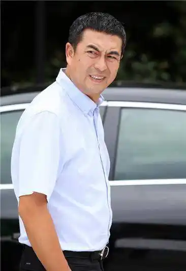 51岁张嘉译疑病情加重,发白背影佝偻似老头,穿着打扮接地气_张嘉益