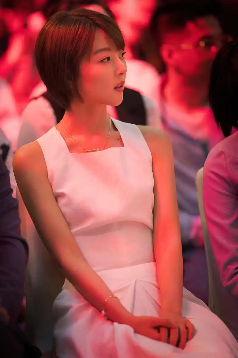 英皇艺人秦鸣悦亮相电视剧《风暴舞》开机新闻发布会,期待玛雅!