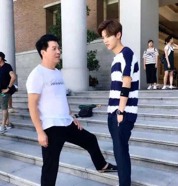 梧桐话娱乐:关晓彤爸爸微博晒与鹿晗合影,网友:好事将近的节奏