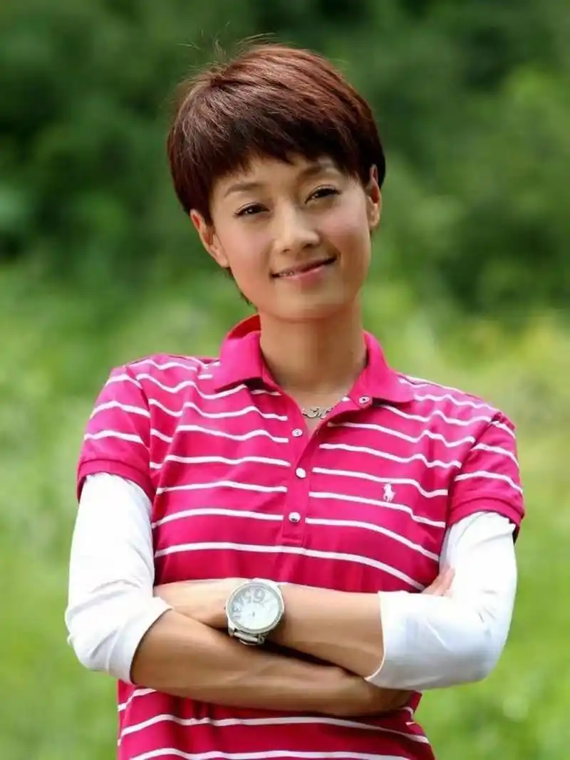 马伊琍小时候,家境并不富裕,但她的父亲全力支持她,让她能够有机会