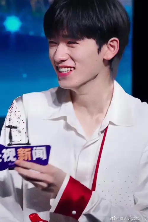 宋亚轩央视中秋晚会采访镜头##时代少年团用家乡话送中秋祝福