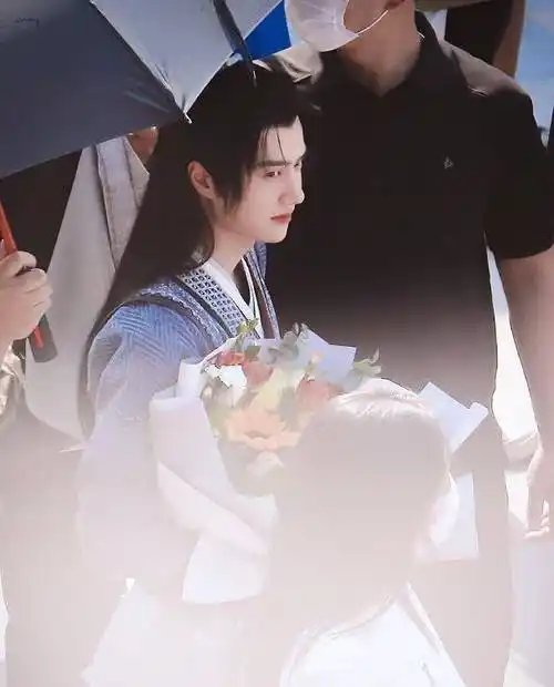 王一博晒照庆祝《有翡》杀青,青山绿水间晒出帅气背影_赵丽颖_小说