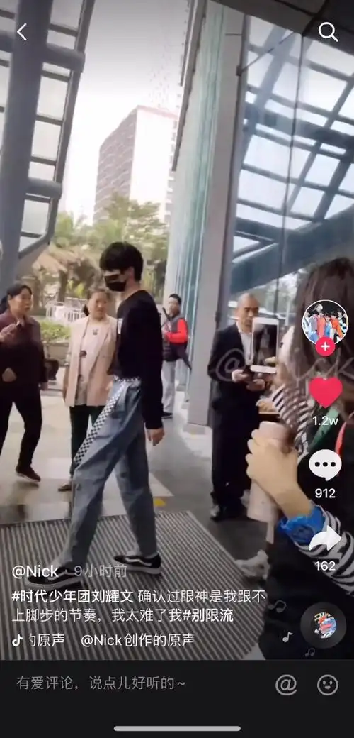 安利一下身高183腿长107的刘耀文的大长腿