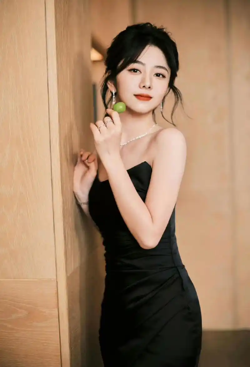 谭松韵黑色礼服造型 #谭松韵