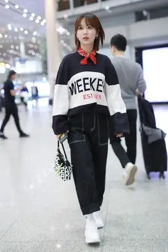 杨紫太有小姑娘样了,一身休闲装随性又自然,不像快30岁的人