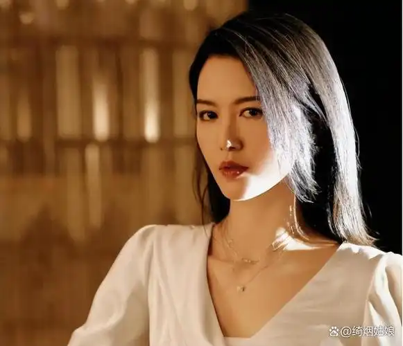 回顾谭维维:父亲早逝,无法接受母亲的新恋情,婚姻让她变柔软