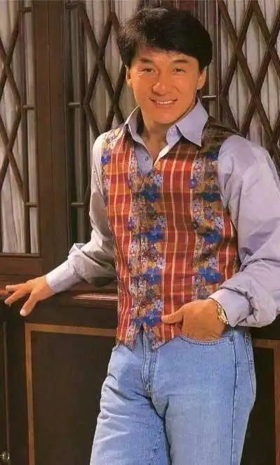 成龙经常穿的衣服 30年前的成龙竟如此时髦(11)