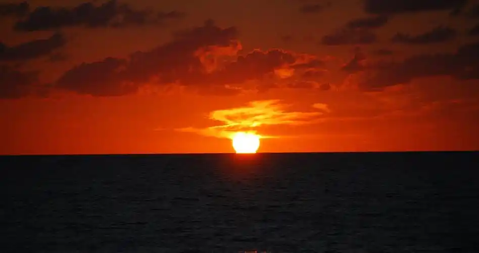 日落时的橙色天空