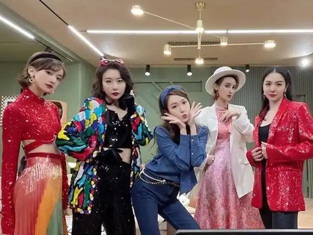 张歆艺新发型堪比整容烫微卷长发上班撞脸姚笛形象大变样