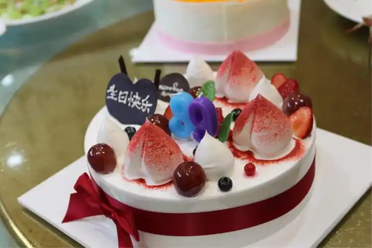 这是生日宴会上蛋糕的照片!