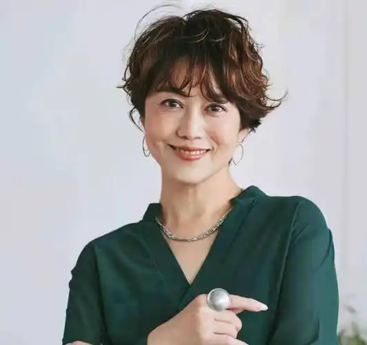 女人过了60岁,发型选这3种"贵妇卷"才显气质,有白发更高级_女性_卷发