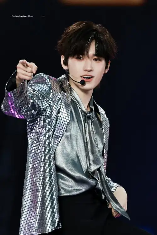 宋亚轩闪钻西装