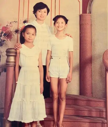 不愧是纯天然美女,周迅从小就非常的养眼标致