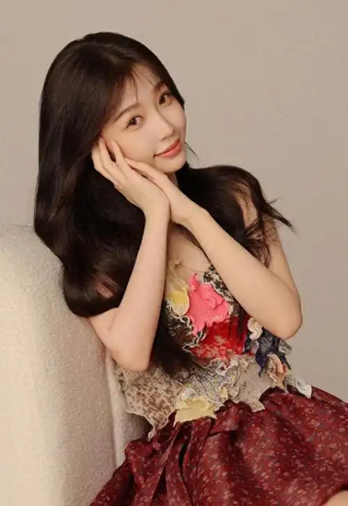 可爱风十足虞书欣的工作美照