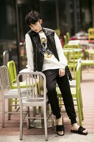 郭俊辰最新街拍大片 混搭造型酷帅有型