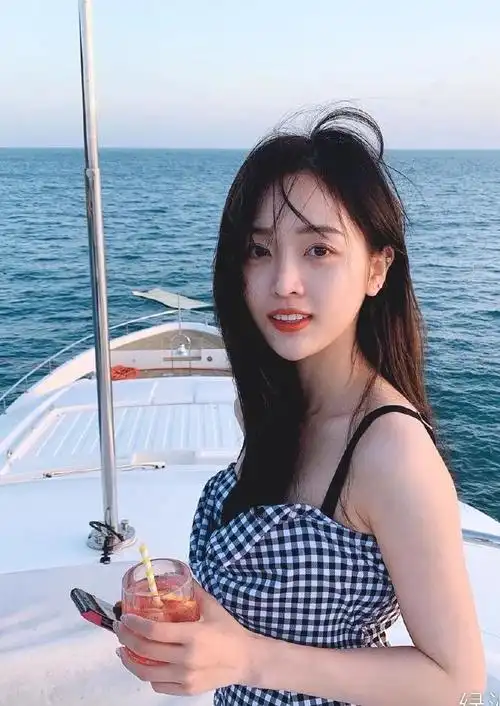 火箭少女海边度假大胆挑战泳装造型吴宣仪甜美杨超越清新