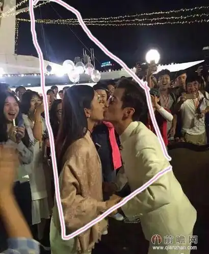 赵丽颖弃霍建华当街吻何炅?网曝两人间有玻璃(图)